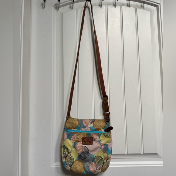 Fossil Key-Per Floral Cotton Canvas Crossbody Bag. 9.5” by 10” by 0.5” - Picture 3 of 12